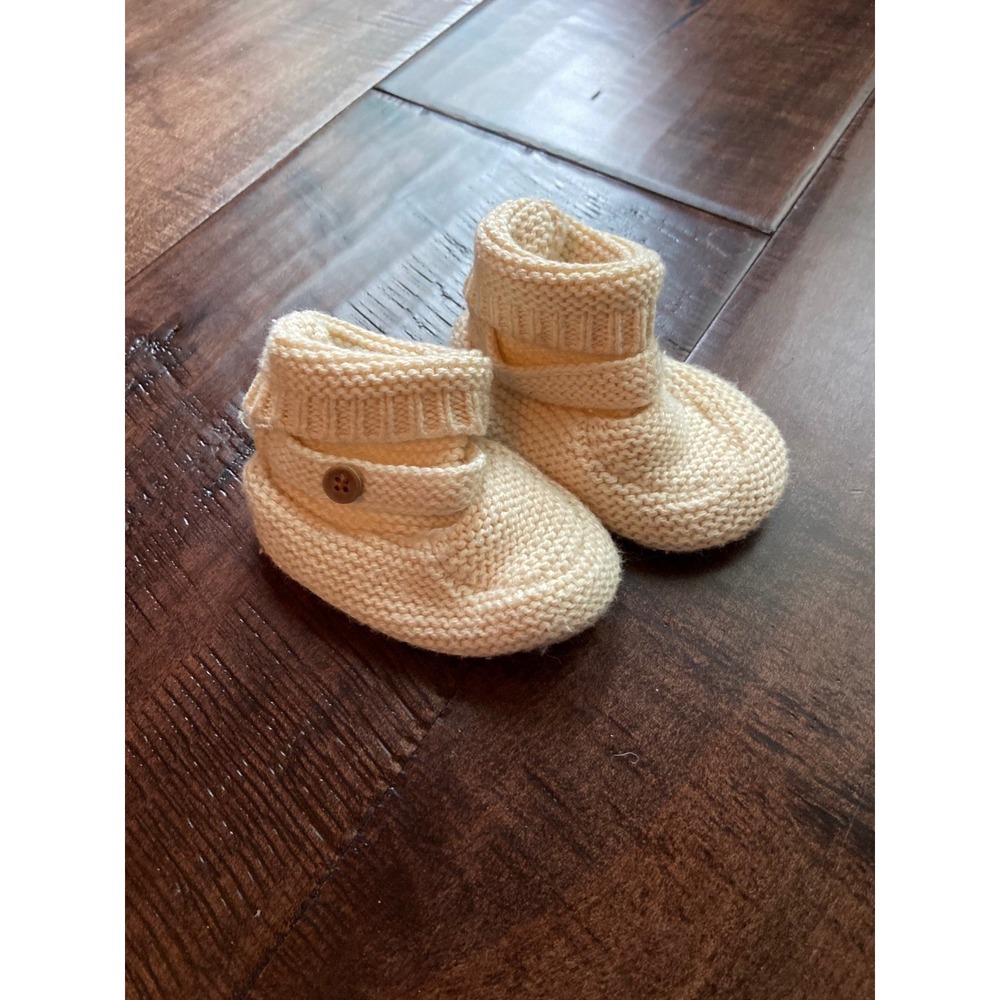 Gap knit ivory booties 3-6 mos
